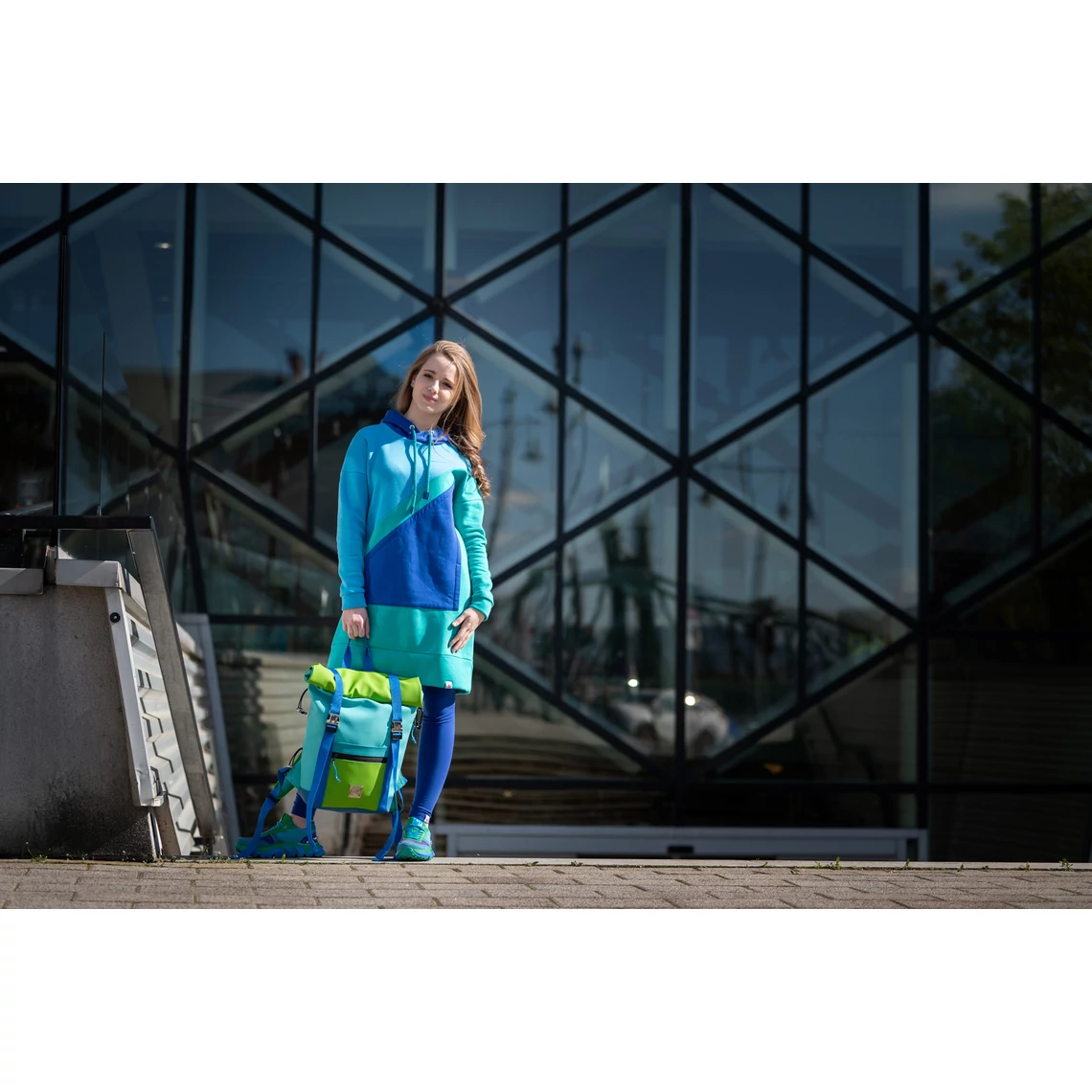 Kolorkka COLORBLOCK pulcsiruha / égszínkék-türkiz-királykék