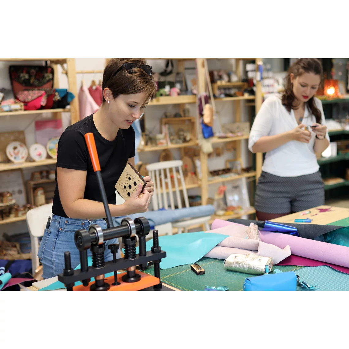 Egyedi bőr táskadísz &amp; kulcstartó készítő workshop