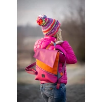 Kép 3/5 - Kolorkka URBAN HERO cipzáras-fedeles hátizsák / bogyószín-pink-narancs-acélkék