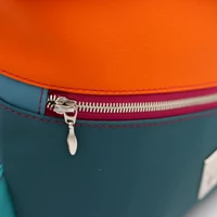 Kép 4/11 - Kolorkka URBAN HERO cipzáras-fedeles hátizsák / petrol-türkiz-narancs-bogyószín