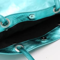 Kép 5/5 - Kolorkka shopper / metál türkiz / marhabőr