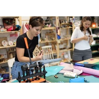 Kép 7/10 - Egyedi bőr táskadísz &amp; kulcstartó készítő workshop