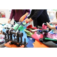 Kép 8/10 - Egyedi bőr táskadísz &amp; kulcstartó készítő workshop
